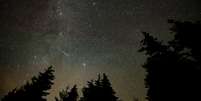 Meteoro atravessa o céu durante chuva de meteoros em Spruce Knob, Virgínia Ocidental  Foto: Bill Ingalls / Nasa