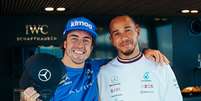Hamilton entrega boné da Mercedes a Alonso. Paz selada... pelo menos por enquanto...  Foto: Mercedes / Twitter