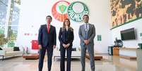 Presidente Leila Pereira recebe os delegados Cesar Saad e Percival Alcântara (Foto: Fabio Menotti/Palmeiras)  Foto: Lance!