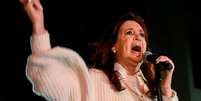 Kirchner gesticula enquanto fala no microfone, em evento à noite  Foto: Reuters / BBC News Brasil