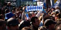 Multidão protesta na Argentina contra ataque a Cristina Kirchner  Foto: Reuters