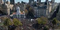 Manifestantes lotaram a Praça de Maio, no coração de Buenos Aires  Foto: DW / Deutsche Welle