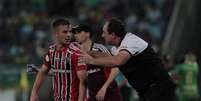 Ceni orienta Galoppo durante a partida deste domingo, em Cuiabá (Foto: Rubens Chiri/São Paulo FC)  Foto: Lance!