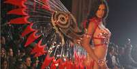 Brasileira Adriana Lima abriu desfile da Victoria's Secret em 2003  Foto: Getty Images / BBC News Brasil