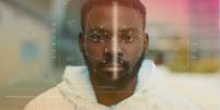 Imagem mostra o rosto de um homem negro de barba.  Foto: Imagem: Reprodução/Twitter / Alma Preta