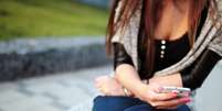 Mulher no celular  Foto: Pixabay