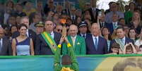 Bolsonaro, Luciano Hang e presidente da Portugal no centro da primeira fila da tribuna de honra do 7 de setembro  Foto: Reprodução/TV Brasil / BBC News Brasil