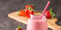 Guia da Cozinha - Caf&eacute; da manh&atilde; com 2 ingredientes: aprenda a fazer shake de morango  Foto: Guia da Cozinha