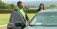 TV flagra aparente discussão entre Bolsonaro e Michelle antes de desfile  Foto: TV Brasil