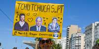 Apoiadores de Bolsonaro levam cartazes contra jornalistas em ato no Rio de Janeiro  Foto:   Gabriel Bastos Mello/Onzex Press e Imagens / Estadão