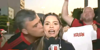 Torcedor do Flamengo beija repórter da ESPN Jéssica Dias durante entrada ao vivo  Foto: ESPN