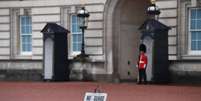 Palácio de Buckingham, em Londres, suspendeu a tradicional cerimônia de troca de guarda  Foto: EPA / Ansa - Brasil