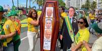 Ato em Copacabana estava repleto de cartazes e manifestações contrárias ao Supremo, como este caixão com os rostos dos ministros Alexandre de Moraes, Luís Roberto Barroso e Edson Fachin  Foto: DW / Deutsche Welle