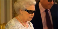 Rainha Elizabeth usa óculos 3D em captura de vídeo de 2012  Foto: Reprodução / YouTube JewishNewsOne