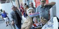 Pessoas aguardando em uma fila para assinar um livro de condol&ecirc;ncias pela morte da rainha  Foto: EPA / Ansa - Brasil