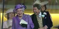 A rainha Elizabeth 2&ordf; e John Warren comemoram vit&oacute;ria em competi&ccedil;&atilde;o de turfe no ano de 2013  Foto: UK press via Getty / BBC News Brasil