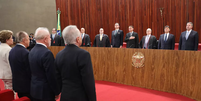 Os ex-presidentes Temer, Lula, Sarney e Dilma ficam lado a lado na primeira fila durante a posse de Moraes no TSE. Poucos metros diante deles, na mesa, sentou-se o presidente Jair Bolsonaro  Foto: Antonio Augusto/Secom/TSE