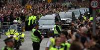 Multidão acompanha o cortejo do corpo da rainha Elizabeth II  Foto: Carl Recine / Reuters