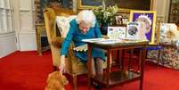 A rainha, fotografada em janeiro de 2022, com Candy, um cruzamento de dachshund com corgi  Foto: AFP via Getty Images / BBC News Brasil