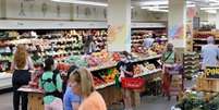 Consumidores compram alimentos em supermercado, em Nova York, EUA
10/06/2022 REUTERS/Andrew Kelly  Foto: Reuters