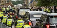 Policiais mobilizados ao longo da avenida Royal Mile, em Edimburgo, em 11 de setembro de 2022  Foto: PA Media / BBC News Brasil