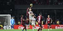 Galoppo disputa bola com flamenguistas no duelo de ida, no Morumbi (Foto: Paulo Pinto/São Paulo FC)  Foto: Lance!