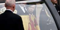 Princesa Anne observa o caixão de sua mãe  Foto: Reuters / BBC News Brasil