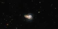 As duas galáxias SDSS J115331 e LEDA 2073461, vistas em imagem do telescópio Hubble  Foto:  NASA/ESA Hubble Space Telescope