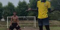 Ao lado de Luva, Khaby gravou vídeo com a camisa da Seleção Brasileira (Reprodução/Redes)  Foto: Lance!