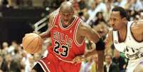 Michael Jordan conquistou seis títulos com o Chicago Bulls (Mike Nelson/AFP)  Foto: Lance!