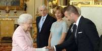 David Beckham conheceu Rainha Elizabeth II (Steve Parsons/WPA pool/Getty Images)  Foto: Lance!