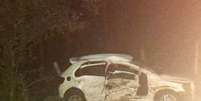 Carro de padre fica destruído ao ser atingido por vaca em MS  Foto: Jardim MS News / Reprodução