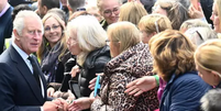 Charles III conversa com s&uacute;ditos em fila de vel&oacute;rio da rainha Elizabeth II  Foto: EPA/Ansa