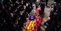 Caixão da rainha Elizabeth 2ª na capela de São Jorge, no Palácio de Westminster  Foto: Getty Images / BBC News Brasil