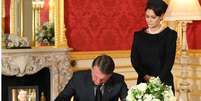 Jair Bolsonaro (PL), ao lado da primeira-dama Michelle Bolsonaro, assina o livro de condol&ecirc;ncias pela morte da rainha Elizabeth 2&ordf;, em Londres  Foto: Getty Images / BBC News Brasil
