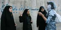 As patrulhas da polícia de moralidade têm a tarefa de garantir que as mulheres estejam usando o hijab corretamente  Foto: Getty Images / BBC News Brasil