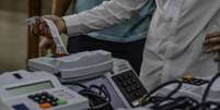  Funcionários do Tribunal Regional Eleitoral de São Paulo (TRE-SP) realizam o procedimento de preparação das urnas eletrônicas que serão utilizadas nas Eleições 202  Foto: Lucas Lacaz Ruiz / Estadão