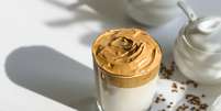 Dalgona coffee: saborosa mistura de café solúvel cremoso na superfície | Foto: Shutterstock  Foto: Guia da Cozinha