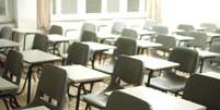 Cadeiras vazias em sala de aula   Foto: Unsplash
