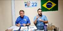 Bolsonaro (PL) fez a transmissão em uma sala fechada, com a bandeira do Brasil e materiais alusivos à campanha   Foto: Reprodução/ YouTube Jair Bolsonaro