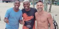 Robinho e Diego se encontram na praia de Santos no fim de semana (Foto: Reprodução/Instagram)  Foto: Lance!