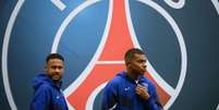 Neymar e Mbappé vivem clima complicado no Paris Saint-Germain (Foto: FRANCK FIFE / AFP)  Foto: Lance!