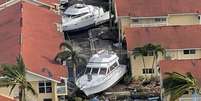 Barcos presos entre casas na Flórida após a passagem do furacão Ian  Foto: Reuters / BBC News Brasil