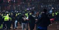 Tragédia no futebol da Indonésia resulta em mais de 100 mortos (STR / AFP)  Foto: Lance!