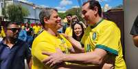 Tarcísio de Freitas cumprimenta apoiador ao chegar para votação em São José dos Campos.  Foto: Natália Santos/Estadão / Estadão