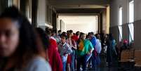 Brasileiros aguardam para votar em Lisboa, Portugal  Foto: Pedro Nunes / Reuters