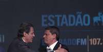 Os candidatos Fernando Haddad (PT), à esquerda, e Tarcísio de Freitas (Republicanos) se cumprimentam em debate promovido pelo Estadão e a Rádio Eldorado e um pool de veículos de imprensa.  Foto: WERTHER SANTANA/ESTADÃO / Estadão