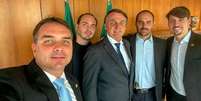 Jair Bolsonaro com os filhos Flávio, Carlos, Eduardo e Renan  Foto: Bolsonaro SP/ Twitter / Estadão