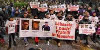 Protesto em N&aacute;poles, na It&aacute;lia, pelo desaparecimento de Raffaele, Antonio e Vincenzo  Foto: ANSA / Ansa - Brasil