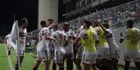 Jogadores do Tricolor comemoram gol da virada de Alisson, aos 45 do 2º tempo (Foto: Rubens Chiri/São Paulo FC)  Foto: Lance!